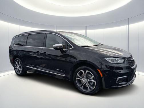 Diamond Black Crystal Pearlcoat 2026 Chrysler Pacifica L