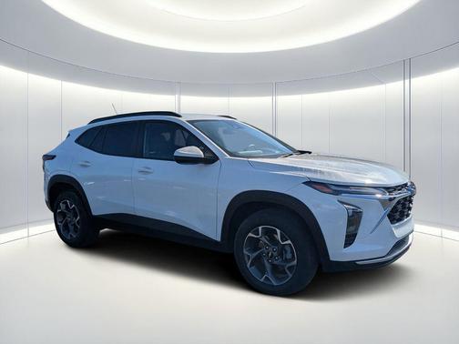 Summit White 2025 Chevrolet Trax LT