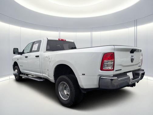 Bright White Clearcoat 2024 RAM 3500 Big Horn Crew Cab 4x4 8' Box