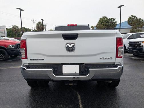 Bright White Clearcoat 2024 RAM 3500 Big Horn Crew Cab 4x4 8' Box