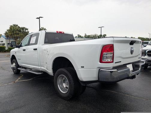 Bright White Clearcoat 2024 RAM 3500 Big Horn Crew Cab 4x4 8' Box