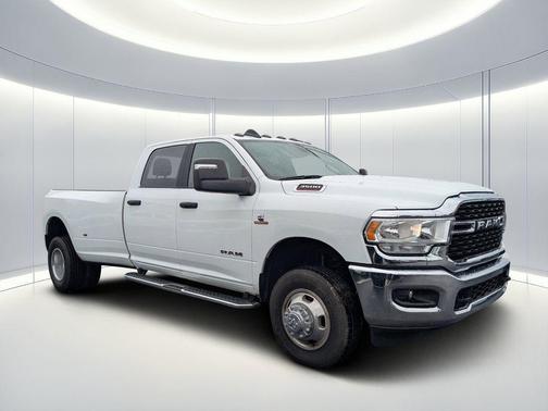Bright White Clearcoat 2024 RAM 3500 Big Horn Crew Cab 4x4 8' Box
