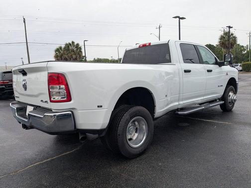 Bright White Clearcoat 2024 RAM 3500 Big Horn Crew Cab 4x4 8' Box