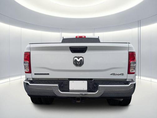 Bright White Clearcoat 2024 RAM 3500 Big Horn Crew Cab 4x4 8' Box