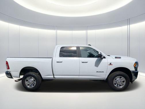 Bright White Clearcoat 2022 RAM 2500 Big Horn Crew Cab 4x4 6'4' Box