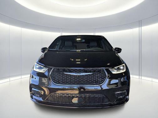 Diamond Black Crystal Pearlcoat 2026 Chrysler Pacifica Limited