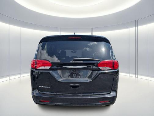 Brilliant Black Crystal Pearlcoat 2023 Chrysler Voyager LX