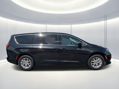 Brilliant Black Crystal Pearlcoat 2023 Chrysler Voyager LX
