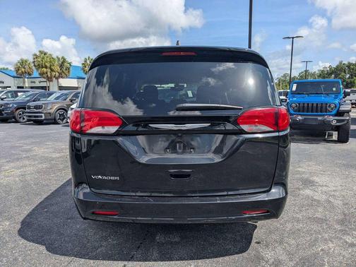 Brilliant Black Crystal Pearlcoat 2023 Chrysler Voyager LX