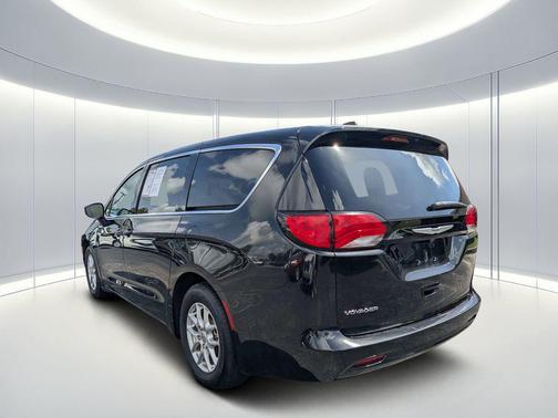 Brilliant Black Crystal Pearlcoat 2023 Chrysler Voyager LX