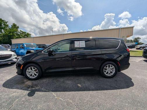 Brilliant Black Crystal Pearlcoat 2023 Chrysler Voyager LX