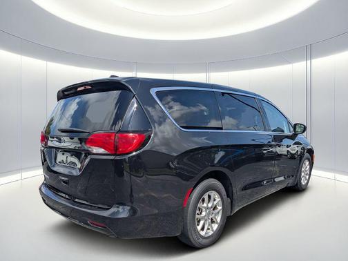 Brilliant Black Crystal Pearlcoat 2023 Chrysler Voyager LX