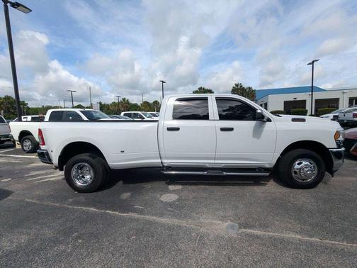 Bright White Clearcoat 2022 RAM 3500 Tradesman Crew Cab 4x2 8' Box