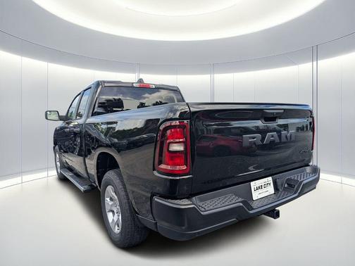 Diamond Black Crystal Pearlcoat 2026 RAM 1500 Tradesman