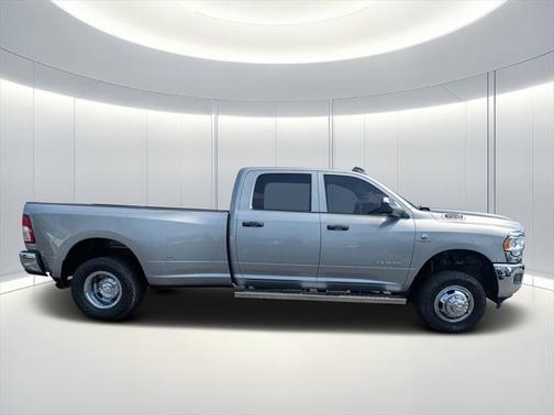 2022 RAM 3500 Tradesman Crew Cab 4x4 8' Box