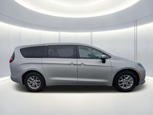 Silver Mist Clearcoat 2023 Chrysler Voyager LX