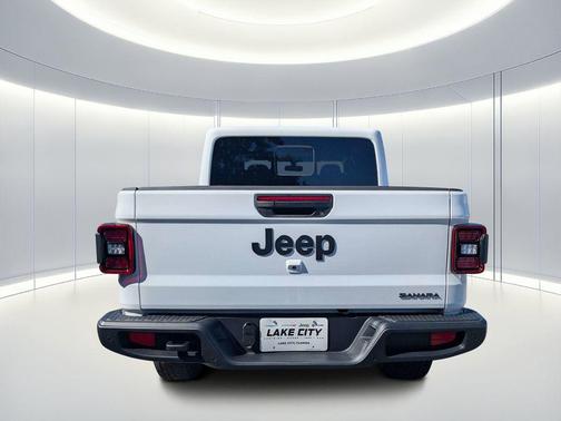 Bright White Clearcoat 2026 Jeep Gladiator Sahara 4x4