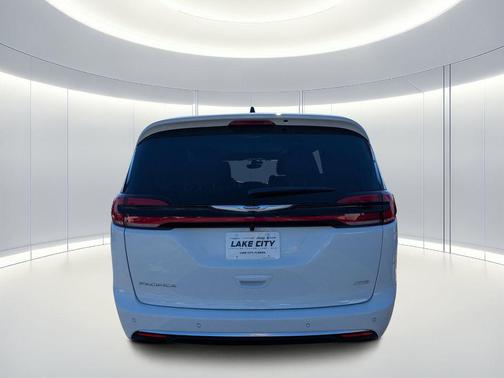 Bright White Clearcoat 2026 Chrysler Pacifica L