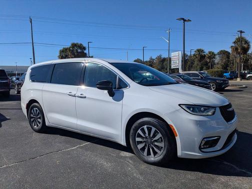 2024 Chrysler Pacifica Hybrid Select