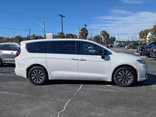 2024 Chrysler Pacifica Hybrid Select