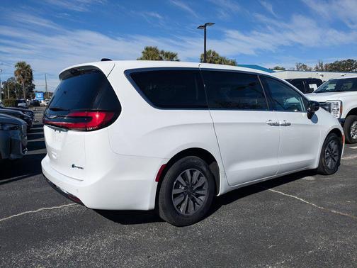 2024 Chrysler Pacifica Hybrid Select