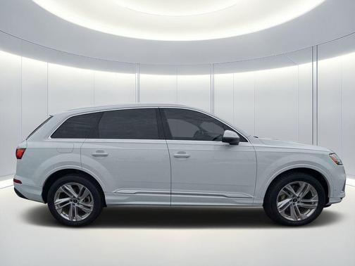 Glacier White Metallic 2022 Audi Q7 55 Premium Plus