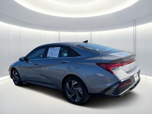 2025 Hyundai ELANTRA SEL