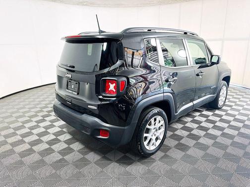 Black Clearcoat 2022 Jeep Renegade Latitude
