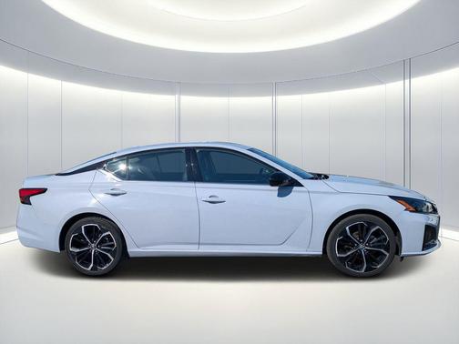 2023 Nissan Altima SR FWD