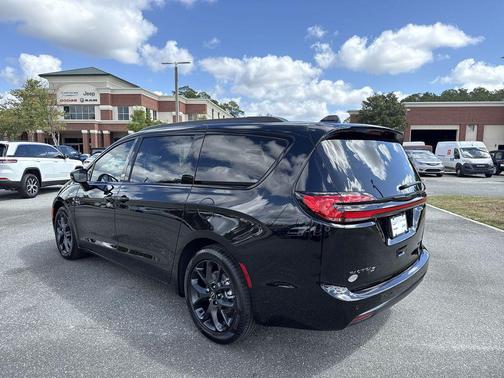 Diamond Black Crystal Pearlcoat 2026 Chrysler Pacifica Limited