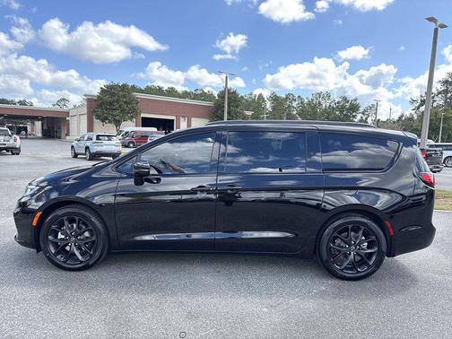 Diamond Black Crystal Pearlcoat 2026 Chrysler Pacifica Limited