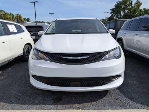 Bright White Clearcoat 2023 Chrysler Voyager LX