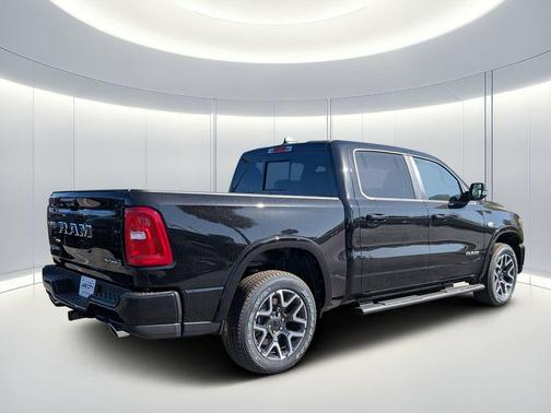 Diamond Black Crystal Pearlcoat 2026 RAM 1500 Laramie