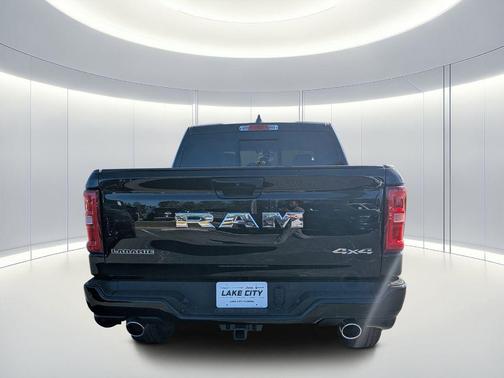 Diamond Black Crystal Pearlcoat 2026 RAM 1500 Laramie