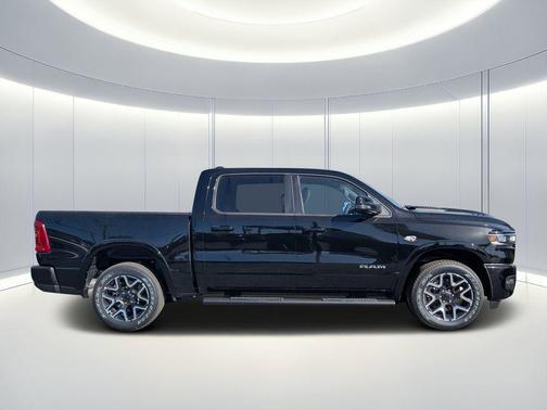 Diamond Black Crystal Pearlcoat 2026 RAM 1500 Laramie