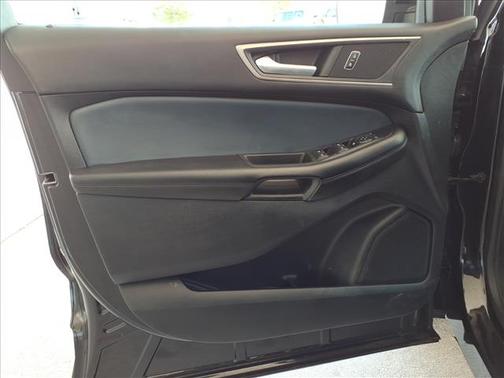 Black 2022 Ford Edge SEL