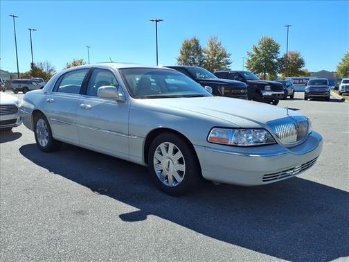 2005 Lincoln Town Car Signature Limited