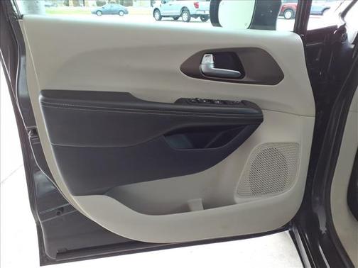 2020 Chrysler Voyager LX