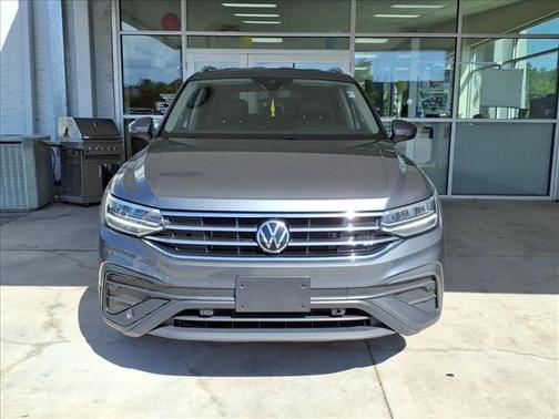 Platinum Gray Metallic 2023 Volkswagen Tiguan 2.0T SE