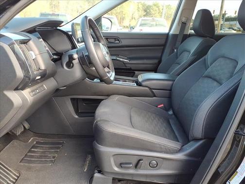 Black 2024 Nissan Pathfinder SV