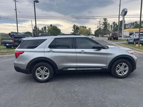 ICONIC SILVER METALLIC 2023 Ford Explorer XLT