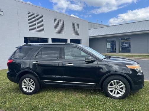 TUXEDO BLACK METALLIC 2011 Ford Explorer XLT
