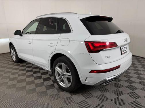 Glacier White Metallic 2023 Audi Q5 e 55 S line quattro Premium