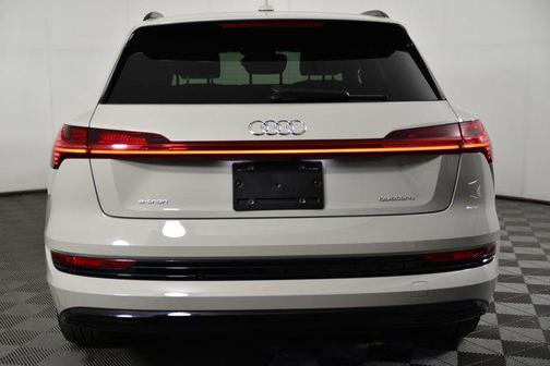2022 Audi e-tron Premium Plus