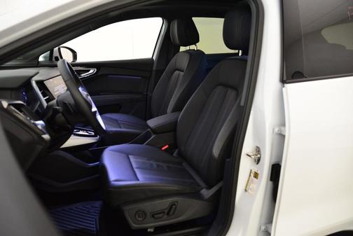 Glacier White Metallic 2025 Audi Q4 e-tron 55 quattro Premium