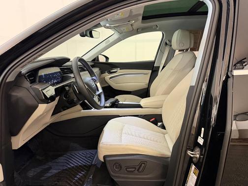 Mythos Black Metallic 2024 Audi Q8 e-tron Premium