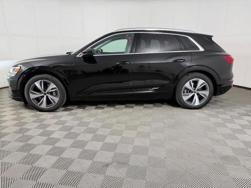 Mythos Black Metallic 2024 Audi Q8 e-tron Premium