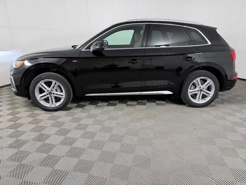 Mythos Black Metallic 2022 Audi Q5 e 55 S line quattro Premium