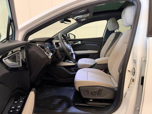 Glacier White Metallic 2024 Audi Q4 e-tron 55 quattro Premium