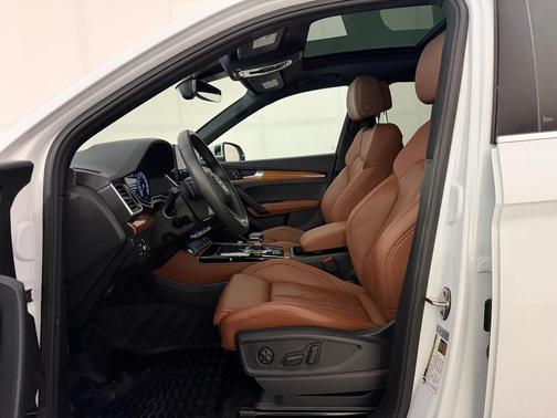 Glacier White Metallic 2023 Audi Q5 45 S line Premium Plus